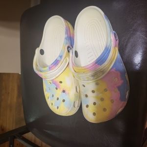 TYE DYE CROCS SZ M4 W6